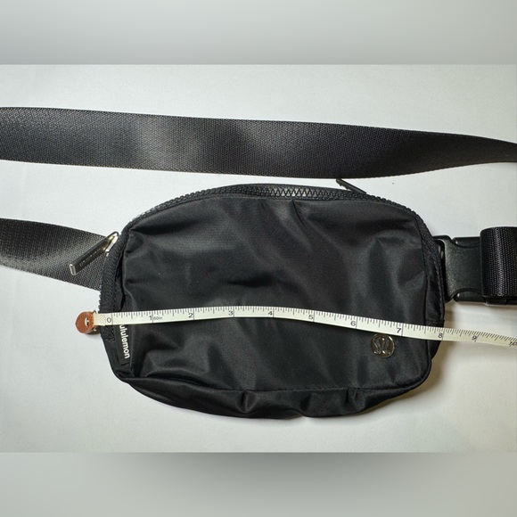 NWOT lululemon Everywhere Belt Bag 1L Unisex - Picture 8 of 10